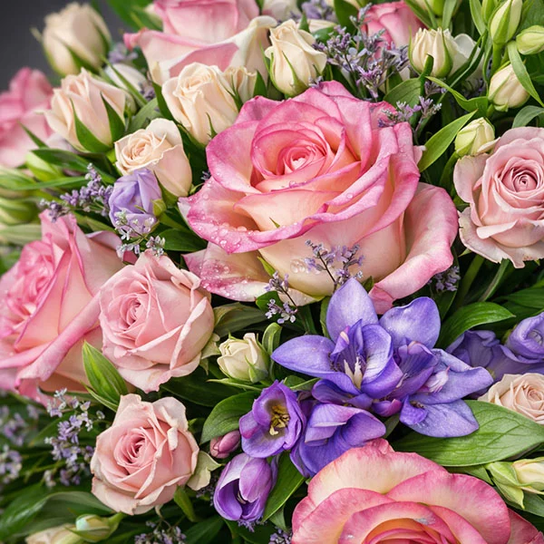 Сны о тебе – букет из розовой и белой розы с эустомой